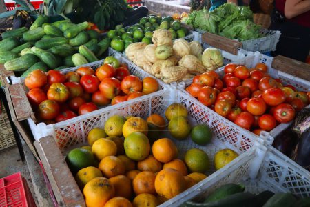Foto de Mercado de alimentos en Guadalupe. Frutas y hortalizas del Caribe. - Imagen libre de derechos