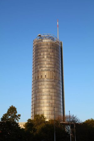 Foto de ESSEN, ALEMANIA - 20 de septiembre de 2020: Torre RWE en Essen, Alemania. Es la sede de Innogy, parte de RWE AG, una multinacional alemana de energía. - Imagen libre de derechos