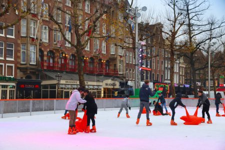 Téléchargez les photos : AMSTERDAM, PAYS-BAS - 6 DÉCEMBRE 2017 : Les gens aiment la patinoire de la place Rembrandt à Amsterdam, aux Pays-Bas. Amsterdam est la capitale des Pays-Bas
. - en image libre de droit