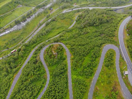 Foto de Noruega vista del dron de carretera. Vieja Austmannalia torciendo la carretera de montaña en las montañas Haukeli. - Imagen libre de derechos
