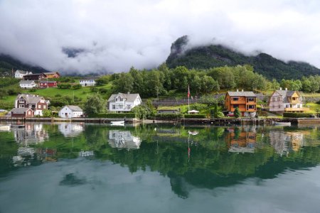 Foto de Ciudad de Ullensvang en Noruega. Ciudad por Hardanger Fiord (Hardangerfjord). - Imagen libre de derechos