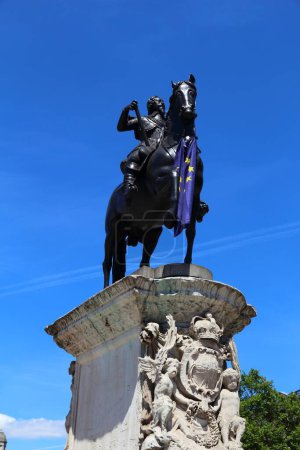 Foto de LONDRES, Reino Unido - 6 de julio de 2016: Estatua ecuestre del rey Carlos I en Charing Cross, Londres. Fue espontáneamente envuelto en la bandera de la UE durante los procedimientos del Brexit. - Imagen libre de derechos