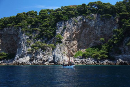 Téléchargez les photos : Tour en bateau sur les falaises de l'île de Kolocep en Croatie. L'un des archipels des îles Elaphiti. - en image libre de droit