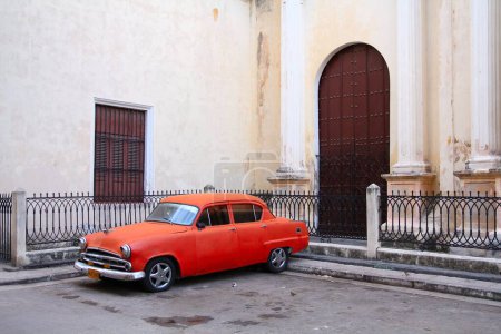 Téléchargez les photos : HAVANA, CUBA - 31 JANVIER 2011 : Ancienne Dodge Coronet classique américaine à La Havane, Cuba. Cuba a l'un des plus bas taux de possession de voitures par habitant. - en image libre de droit