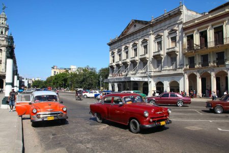 Téléchargez les photos : HAVANA, CUBA - 31 JANVIER 2011 : Les gens conduisent des vieilles voitures classiques américaines à La Havane, Cuba. Cuba a l'un des plus bas taux de possession de voitures par habitant. - en image libre de droit