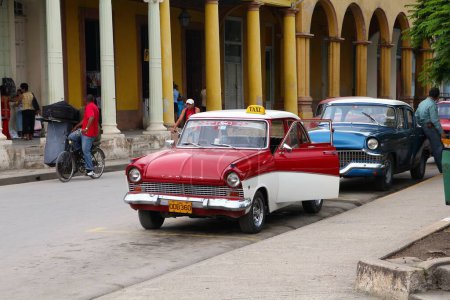 Téléchargez les photos : HOLGUIN, CUBA - 16 FÉVRIER 2011 : Ford Taunus classique oldtimer voiture taxi à Holguin, Cuba. Holguin est la 4ème plus grande ville de Cuba. - en image libre de droit