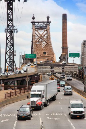Foto de NUEVA YORK, EE.UU. - 3 DE JULIO DE 2013: La gente conduce en el tráfico desde Queensboro Bridge en Nueva York. Nueva York es una de las ciudades más congestionadas de América. En 2009 el estadounidense promedio pasó 34 horas en atascos de tráfico
. - Imagen libre de derechos