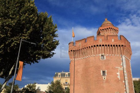 Téléchargez les photos : Ville de Perpignan en Roussillon, France. Point de repère médiéval. Porte principale de la ville - Le Castillet. - en image libre de droit