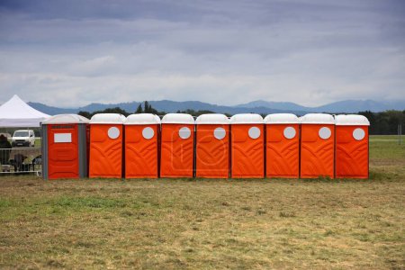 Téléchargez les photos : Public outdoor toilets. Portapotty plastic restroom at an outdoor event. - en image libre de droit