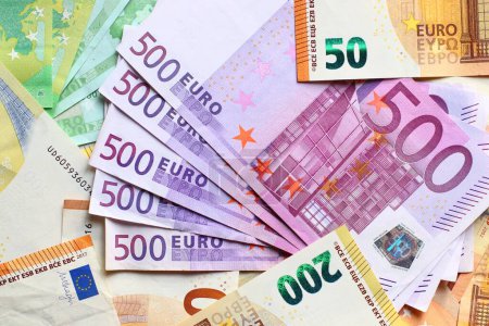 Euro-Banknoten im Hintergrund. Europäische Papiergeld-Kulisse mit 100-, 200- und 500-Euro-Scheinen.