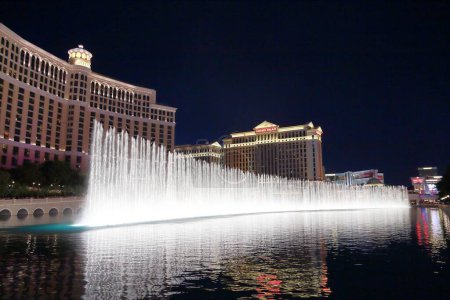 Foto de LAS VEGAS, USA - APRIL 14, 2014: Bellagio fountain show in Las Vegas. The hotel is among 15 largest hotels in the world with 3,950 and 3,960 rooms respectively. - Imagen libre de derechos
