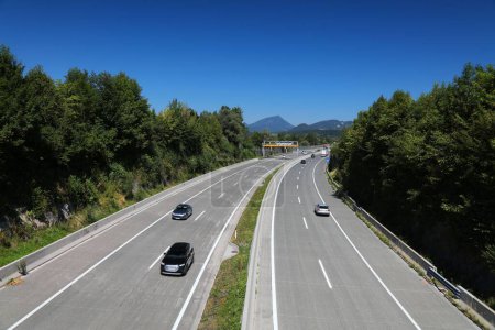 Autopista (Autobahn) en el estado de Salzburgo en Austria. Giro bancario con superficie de hormigón.