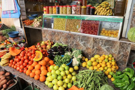 Téléchargez les photos : TAROUDANT, MOROCCO - FEBRUARY 17, 2022: Local grocery store with tomatoes, potatoes, green oranges, beans and onions in Taroudant. - en image libre de droit
