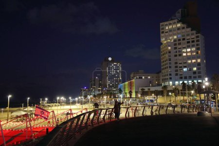 Photo for TEL AVIV, ISRAEL - NOVEMBER 2, 2022: People visit beachfront promenade (Tayelet) in Tel Aviv, Israel. Tel Aviv is the economic and technological center of Israel. - Royalty Free Image