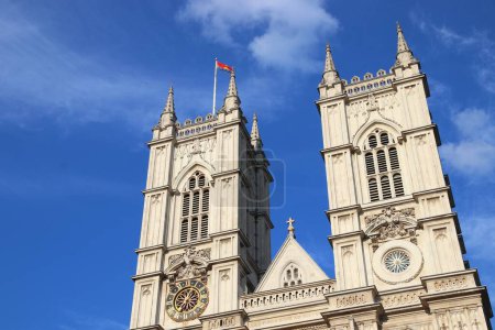 Téléchargez les photos : Façade de l'abbaye de Westminster, point de repère à Londres au Royaume-Uni. Eglise gothique abbatiale dans la ville de Westminster. - en image libre de droit