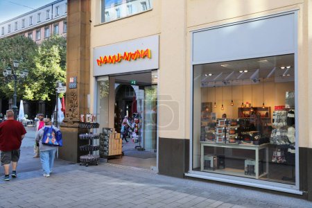 Foto de WUPPERTAL, ALEMANIA - 19 de septiembre de 2020: Tienda de regalos de la marca Nanu Nana en Wuppertal, Alemania. Nanu Nana es una cadena minorista alemana especializada en productos y regalos novedosos. - Imagen libre de derechos