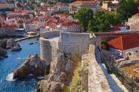 Foto de Dubrovnik, Croacia. Murallas medievales y mar Adriático. - Imagen libre de derechos