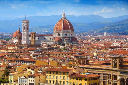 Florencia vista a la ciudad con catedral. Arquitectura del casco antiguo en Florencia. Toscana, Italia.