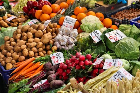 Téléchargez les photos : Prix des légumes en Pologne. Place du marché alimentaire en Pologne - Wroclaw Market Hall. - en image libre de droit