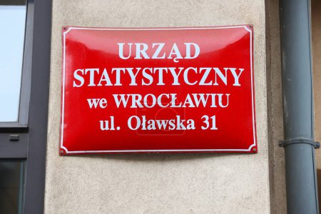 Téléchargez les photos : WROCLAW, POLOGNE - 11 MAI 2018 : Office statistique de Wroclaw, Pologne. C'est une institution de l'administration locale qui s'occupe des statistiques.. - en image libre de droit