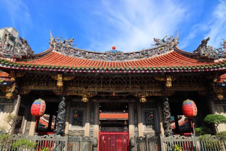 Foto de TAIPEI, TAIWAN - 4 DE DICIEMBRE DE 2018: Templo Longshan en el distrito de Wanhua de la ciudad de Taipei, Taiwán. Es un hito de la religión popular china. - Imagen libre de derechos