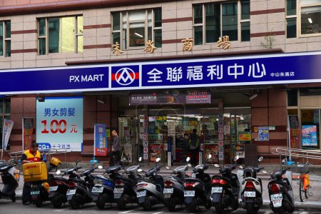Foto de TAIPEI, TAIWAN - 4 DE DICIEMBRE DE 2018: Supermercado PX Mart en Taipei, Taiwán. PX Mart es una de las cadenas de tiendas más grandes de Taiwán. - Imagen libre de derechos