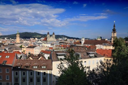 Linz vista de la ciudad en Austria. Paisaje urbano con iglesias.