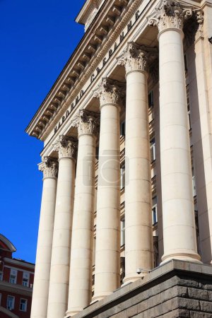 Téléchargez les photos : Parlement de Bulgarie - bâtiment à Sofia, la capitale. Le texte sur la façade se lit Narodno Sabranie (Assemblée nationale). - en image libre de droit