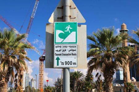 Foto de Señal de ruta de evacuación de tsunami en Tel Aviv, Israel. Direcciones de emergencia. - Imagen libre de derechos