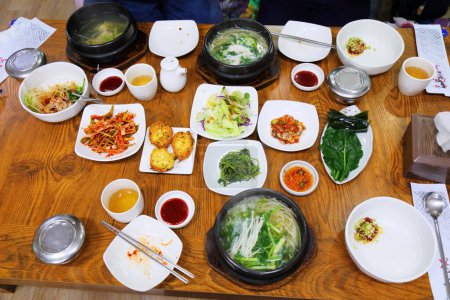Téléchargez les photos : Soupe de poisson-globe connue sous le nom de bokguk en coréen avec divers plats d'accompagnement de banchan à Busan, Corée du Sud. - en image libre de droit