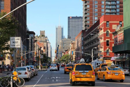 Téléchargez les photos : NEW YORK, États-Unis - LE 4 JUILLET 2013 : Vue sur la rue de 8th Avenue dans le quartier Chelsea de New York. Plus de 20 millions de personnes vivent dans la région métropolitaine de NY. - en image libre de droit