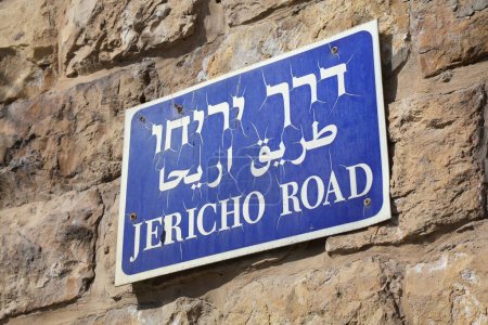 Jericó Road en la ciudad de Jerusalén. Señal de nombre de calle escrita en tres idiomas.