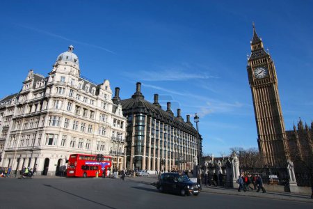 Foto de LONDRES, Reino Unido - 21 de enero de 2008: La gente visita Parliament Square en Londres, Reino Unido. Londres es la ciudad más poblada del Reino Unido. - Imagen libre de derechos
