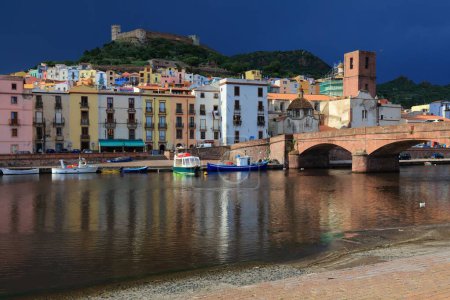 Bosa - italienische Stadt auf der Insel Sardinien (Provinz Oristano). Skyline der Altstadt mit dem Fluss Temo.