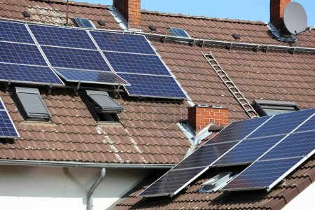 Foto de Paneles solares en el techo de la casa genérica. Generación de energía fotovoltaica cerca de Essen, Alemania. - Imagen libre de derechos