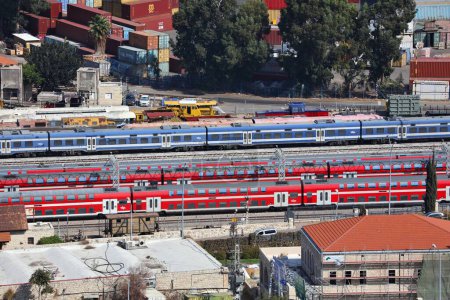 Téléchargez les photos : HAIFA, ISRAEL - OCTOBER 31, 2022: Israel Railways trains (Rakevet Yisra'el) in Haifa, one of largest cities in Israel. - en image libre de droit