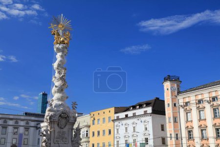 Foto de Hauptplatz (Main Square) in Linz, Austria. Plague Column monument. - Imagen libre de derechos