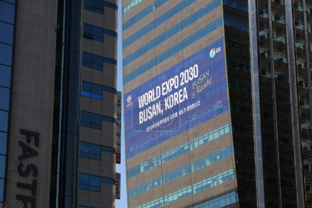 Téléchargez les photos : SEOUL, SOUTH KOREA - APRIL 7, 2023: Advertisement for hosting bid of World Expo 2030 in Busan, Korea. - en image libre de droit