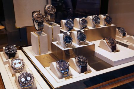 Téléchargez les photos : AVIGNON, FRANCE - SEPTEMBER 30, 2021: Omega brand wrist watches on display in a jewelry store in France. Omega is a luxury Swiss watch brand. - en image libre de droit