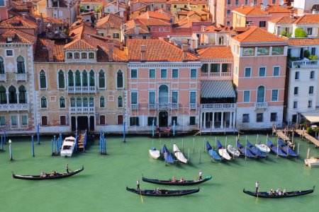 Téléchargez les photos : Bateaux-gondoles Grand Canal à Venise, Italie. Nom italien : Canal Grande. - en image libre de droit