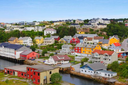 Téléchargez les photos : Kristiansund ville en Norvège. Plus og Quartier Romsdal. - en image libre de droit