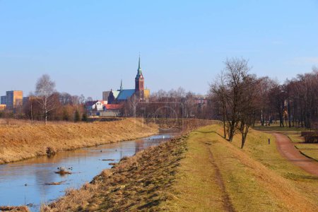 Téléchargez les photos : Rivière Brynica dans le district de Brzozowice-Kamien de Piekary Slaskie en Pologne
. - en image libre de droit