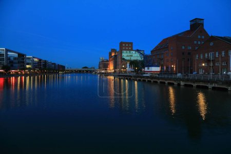 Téléchargez les photos : Duisburg en Allemagne. Port intérieur de nuit (Innenhafen). Ancienne architecture industrielle. - en image libre de droit