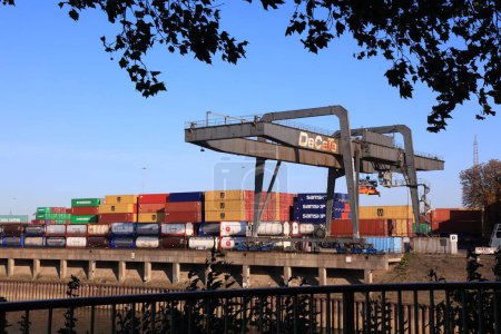 Téléchargez les photos : DUISBURG, ALLEMAGNE - 18 SEPTEMBRE 2020 : Conteneurs d'expédition de conteneurs MSC et Samskip et conteneurs-citernes dans le port de Duisburg, Allemagne. Le port de Duisburg est le plus grand port intérieur du monde. - en image libre de droit