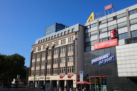 Téléchargez les photos : DUISBURG, ALLEMAGNE - 18 SEPTEMBRE 2020 : Les gens visitent le centre commercial Averdunk Square (Averdunkplatz) à Duisburg, en Allemagne. Duisburg est la 15ème plus grande ville d'Allemagne. - en image libre de droit