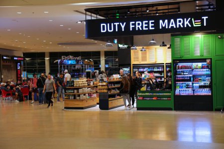 Téléchargez les photos : TEL AVIV, ISRAEL - 4 NOVEMBRE 2022 : Les passagers visitent la boutique hors taxes de l'aéroport Ben Gourion à Tel Aviv, Israël. C'est le plus grand et le plus important aéroport d'Israël. - en image libre de droit