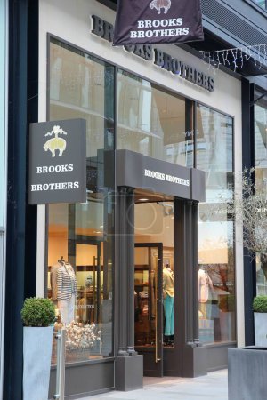 Foto de MANCHESTER, Reino Unido - 22 de abril de 2013: Tienda de moda Brooks Brothers en Manchester, Reino Unido. Brooks Brothers es una empresa de moda de lujo de gama alta estadounidense. - Imagen libre de derechos