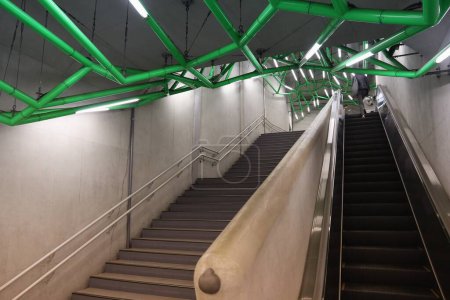 Foto de TOKIO, JAPÓN - 29 DE NOVIEMBRE DE 2016: Iidabashi Station interior moderno en Tokio. Toei Subway y Tokyo Metro tienen 285 estaciones y 8,7 millones de usuarios diarios
. - Imagen libre de derechos