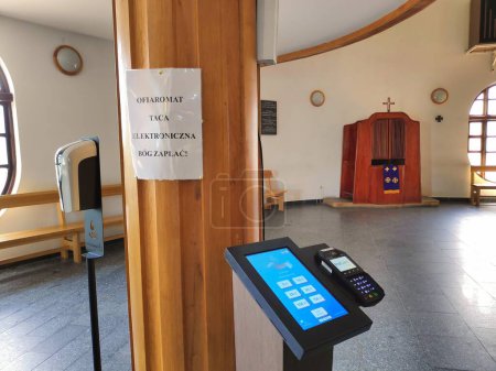 Téléchargez les photos : WROCLAW, POLOGNE - 25 JUIN 2023 : Terminal de paiement par carte électronique Ofiaromat pour les dons d'église à Wroclaw, Pologne. - en image libre de droit