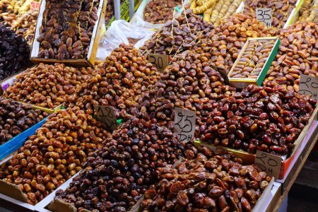 Téléchargez les photos : Dates au marché local (souk) à Taroudant, Maroc. Date variétés de fruits. - en image libre de droit